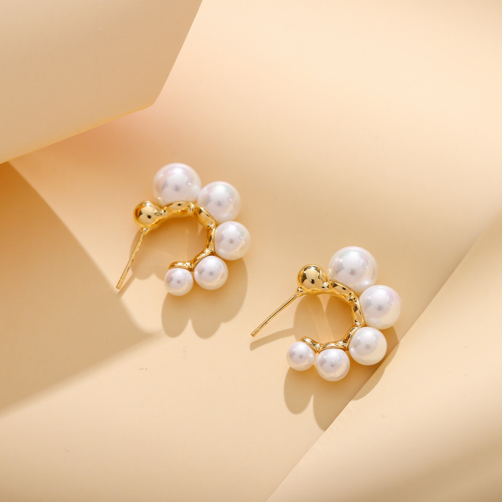 European And American Fashion Simple Letter C-shaped Pearl Earrings