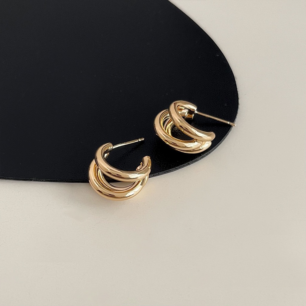 Vintage Niche Geometric Earrings Women Metal Irregular Hoops Bold Elegant Jewelry