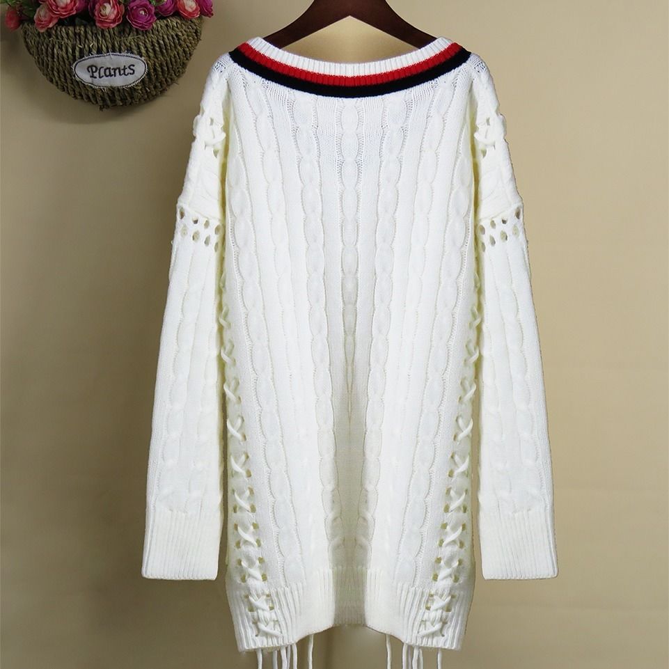 Title 4, A Loose-Fitting Mid-Length Sweater With Tassel