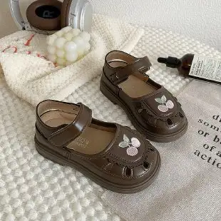 Girls' Closed-Toe Sandals, Summer New Arrival, Non-slip Soft Sole Beach Shoes, Girls Princess Shoes, Embroidered Cherry PU Leather Kids Shoes