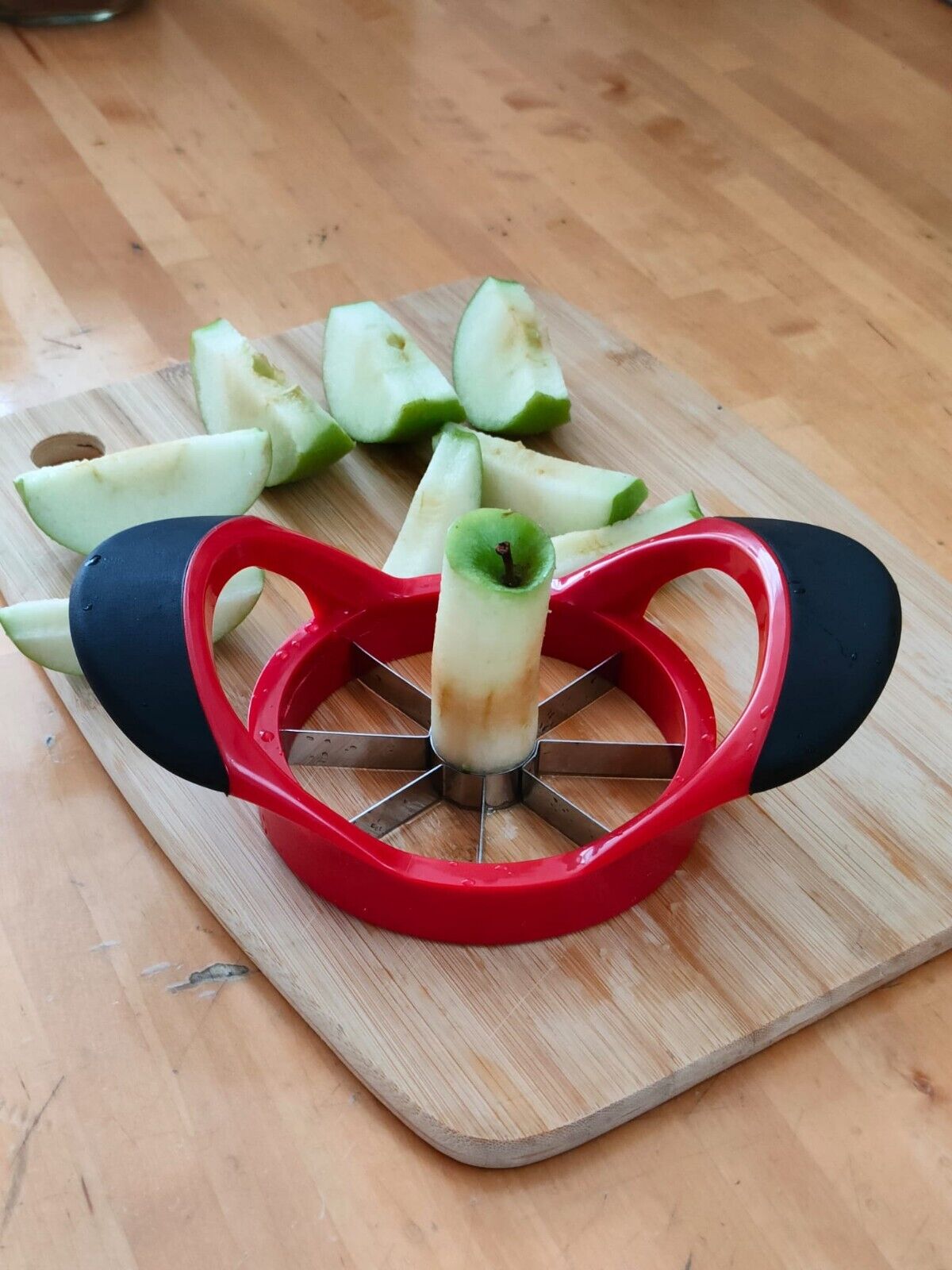 Stainless Steel Apple Cutter, Corer, and Slicer - Easy-to-use slicer: Apple slicer appliance that allows users to quickly and efficiently slice and core apples into 8 slices. Slices and cores in seconds: With the push of a button, users can slice and core