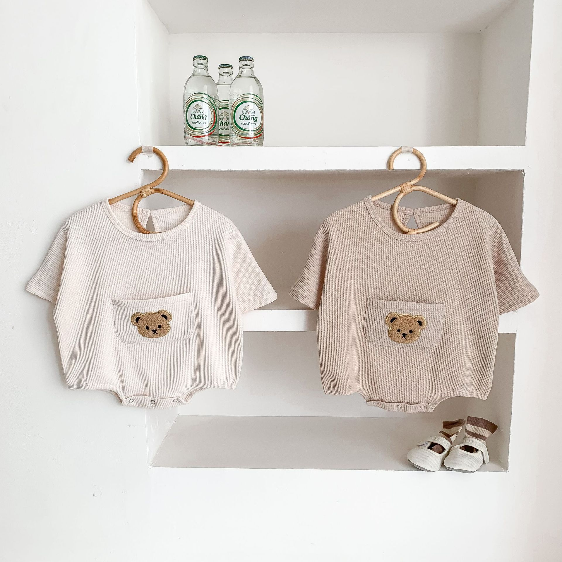 Title 12, Schattige kleine beer baby jumpsuit met korte m...