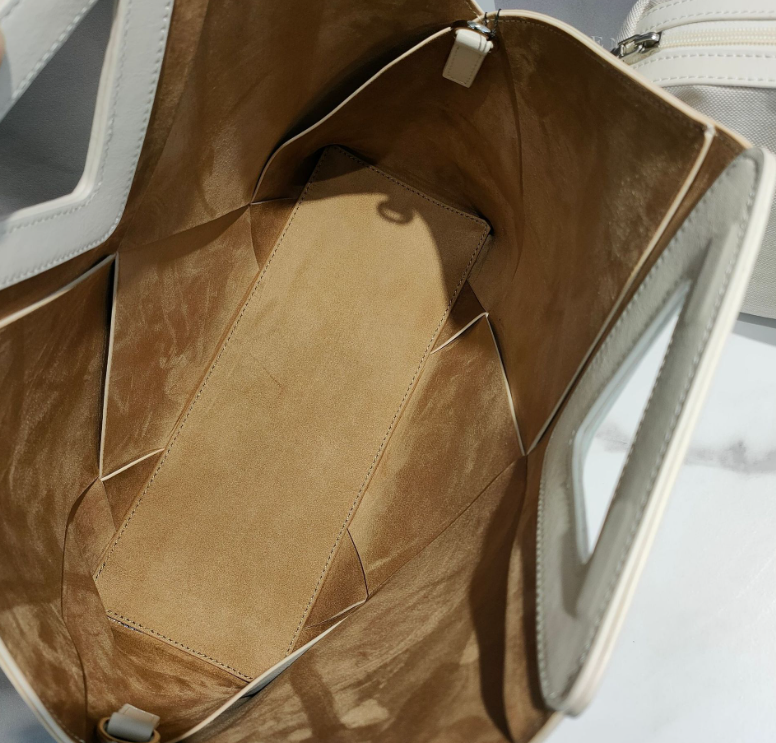 High-End Woven Shoulder Bag texture close-up