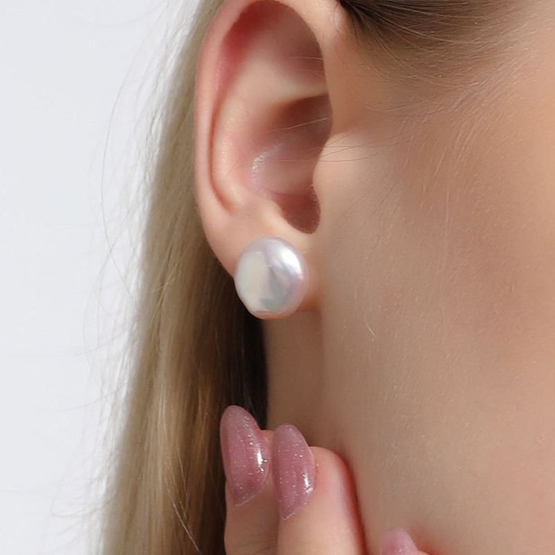 Design Highlight Natural Freshwater Pearl Stud Earrings