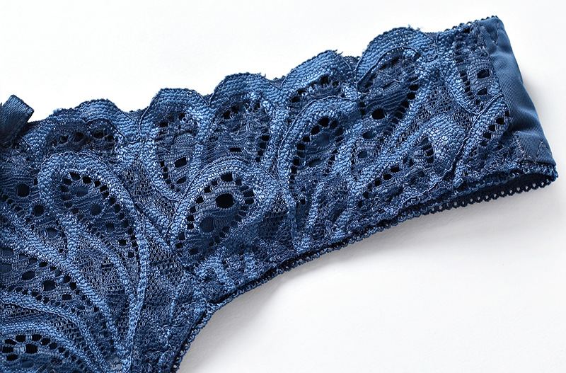 Title 4, Lace gathers across the border suit