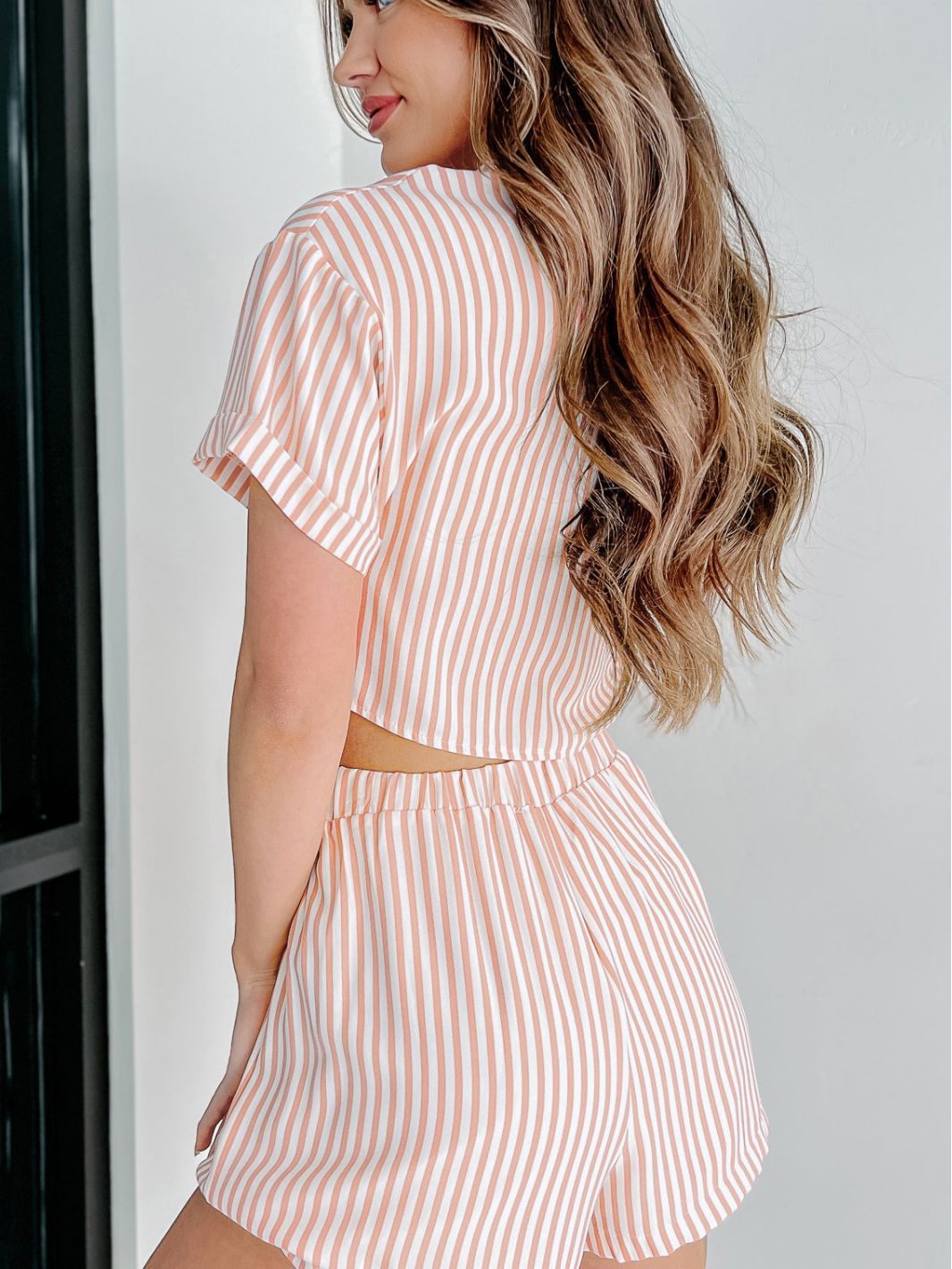 طقم نسائي كاجوال: قميص مخطط ومربعات مع شورت عالي الخصر