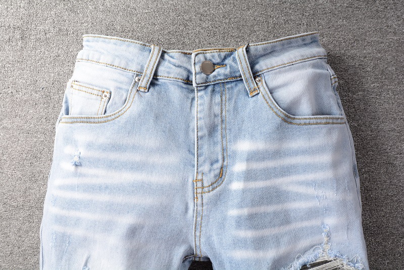 Title 8, Hellblaue Herren Jeans mit Rissen und Stickerei...