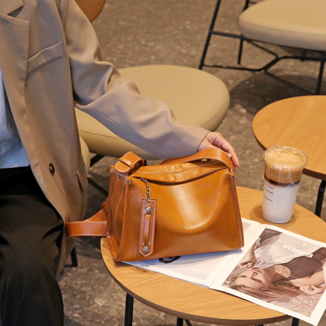 Genuine Leather Women's Bag, Top Layer Cowhide Pillow Bag, Women's Commuter Bag, Vintage Shoulder Bag, Soft Leather Merad Crossbody Bag — view 4