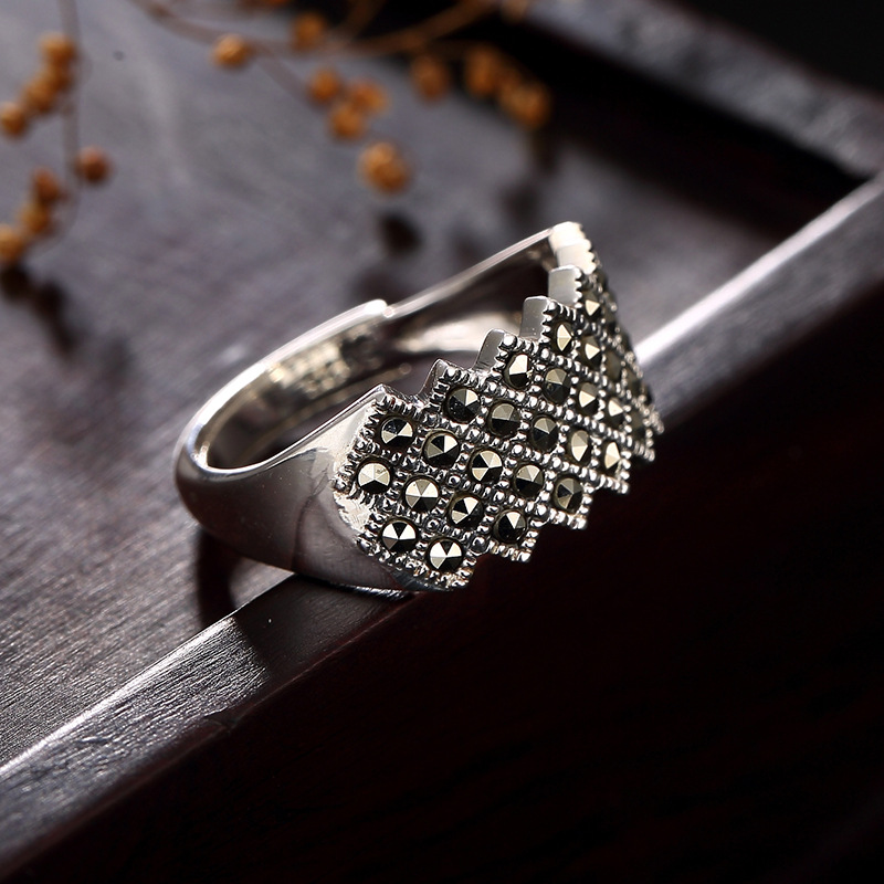 خاتم نسائي مزين بحجر ماركساي ومزخرف بفصوص فضة تايلاندية عتيقة