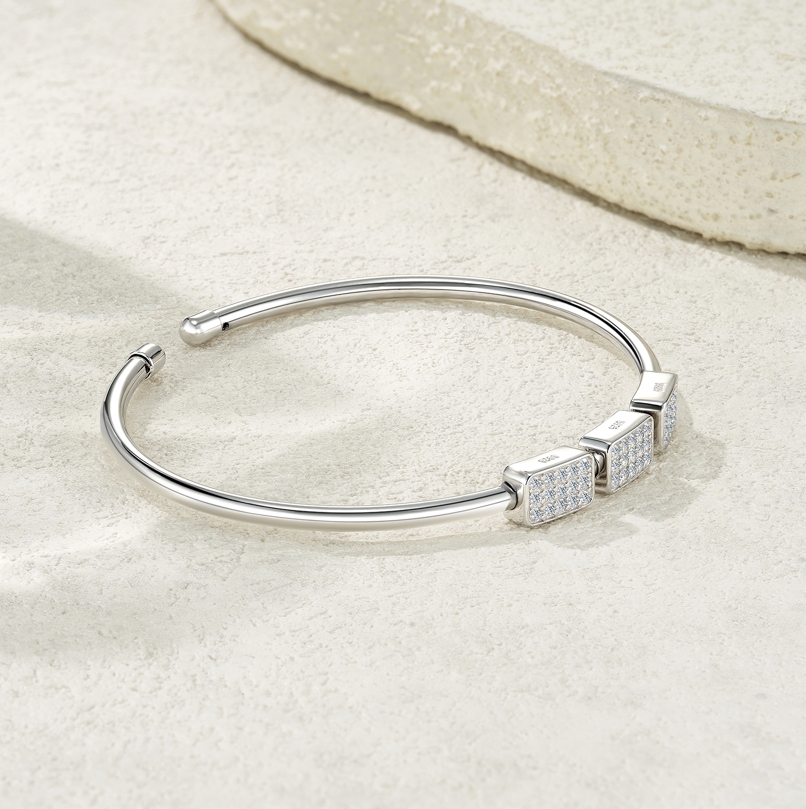 A Luxurious And Fashionable Minimalist Jewelry Bracelet Featuring Top-quality Moissanite, Made Of S925 Silver Electroplated With Platinum.