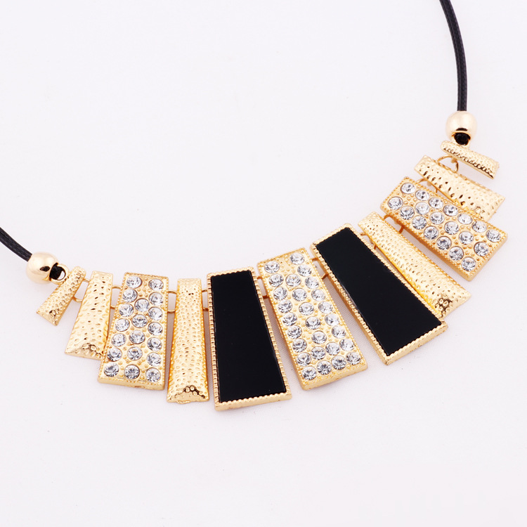 Exaggerated plate short clavicle chain