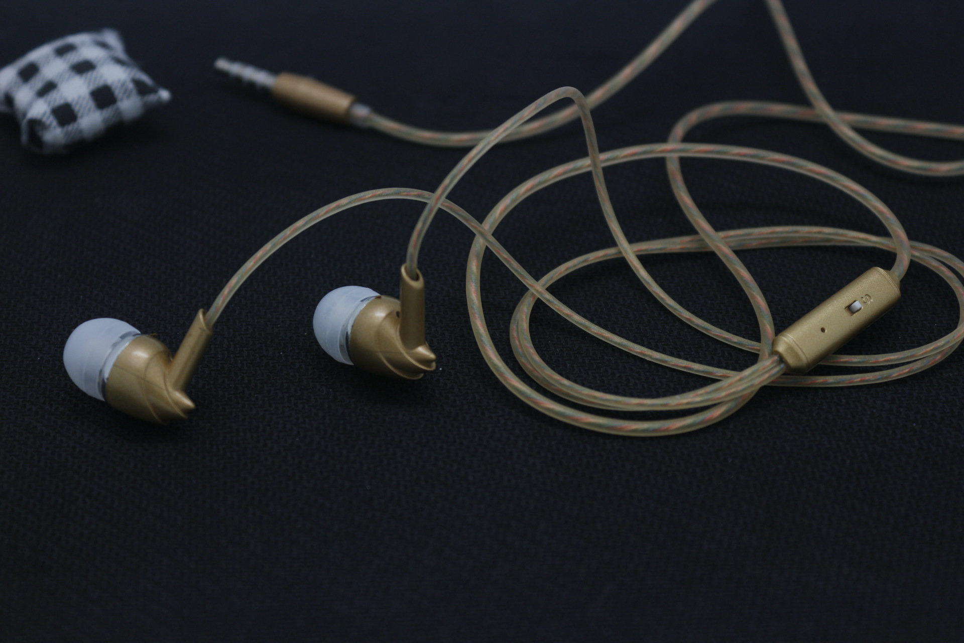 Smart universal subwoofer earplugs