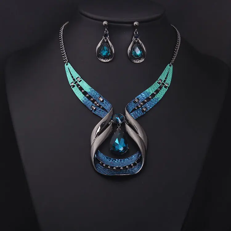 Crystal Gemstone Short Clavicle Necklace
