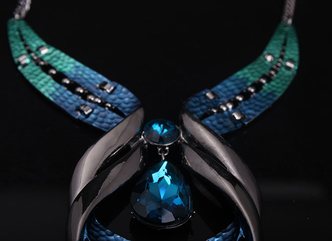 Crystal Gemstone Short Clavicle Necklace — foto 4