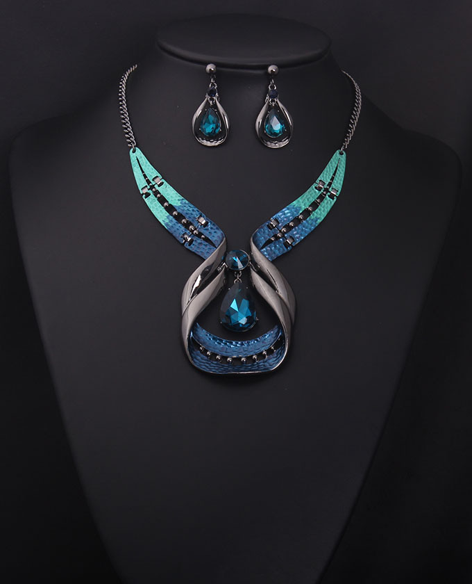 Crystal Gemstone Short Clavicle Necklace — foto 3