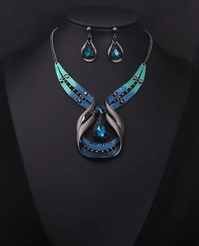 Crystal Gemstone Short Clavicle Necklace