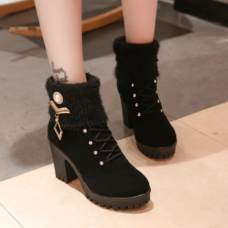 Zweites Produktbild der Stiefeletten mit Absatz
