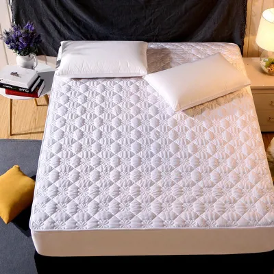 Non-slip mattress protector - White