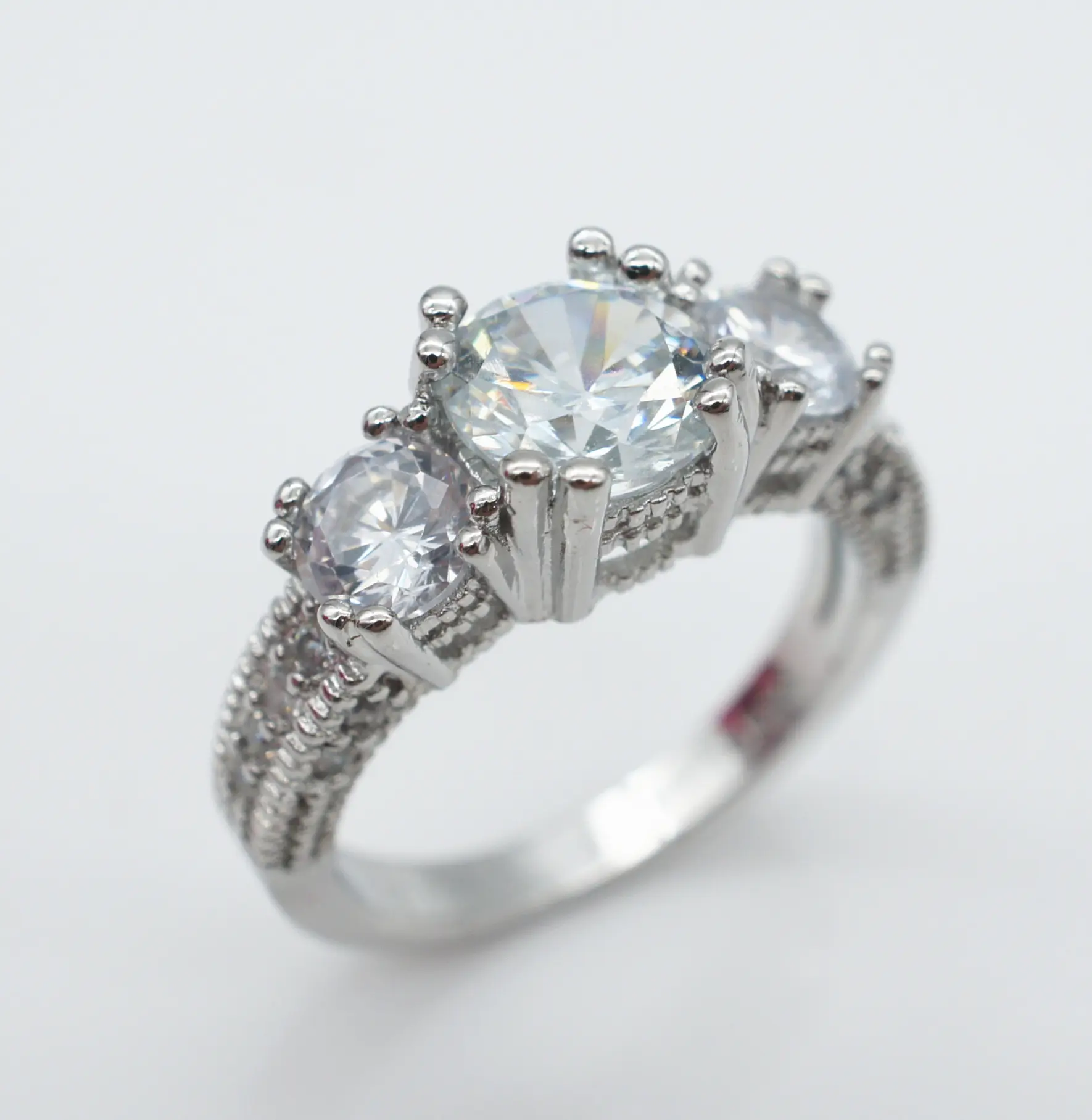 European and American ring engagement inlaid zircon