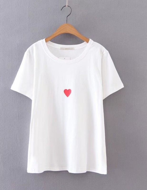 Small neckline, heart print, short sleeve T-shirt