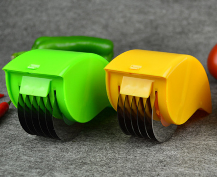 Multi-function creative multi-wheel pizza cutter practical roller cutter kitchen creative gadget cutting edge cutter.