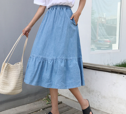 تنورة جينز نسائية طويلة بستايل كوري أنيق بلون موحد، خصر طبيعي، وسيط كبير مع أزرار للعمل اليومي