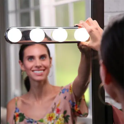 Four Bulb Mirror Headlights Suction Cup Makeup Lamp LED