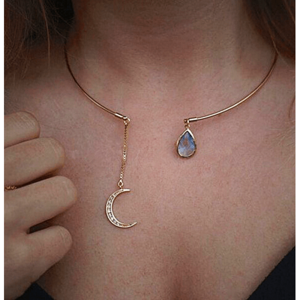 عقد صدري بتصميم الهلال الكريستالي