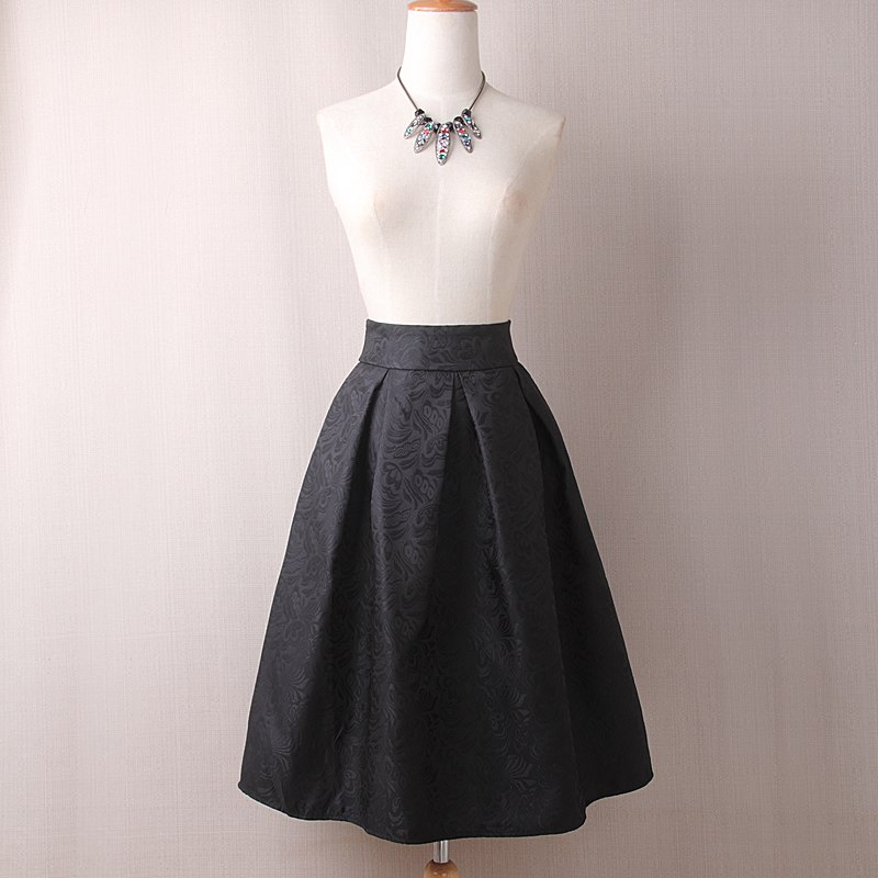 تنورة ميدي نسائية بنقشة جاكار مطوية بألوان الأسود والأحمر بتصميم الكرة الشتوي