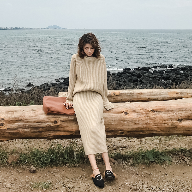 Late evening wind set, Sen female department, autumn and winter fashion goddess temperament, knitted sweater, sweater and skirt two piece.