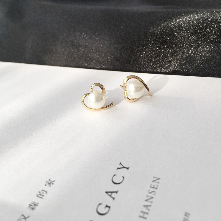 Korean version of peach heart love pearl earrings simple smooth earrings wild temperament earrings
