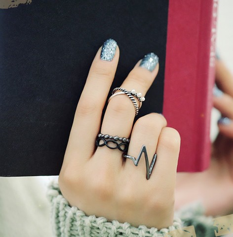 Retro Exaggerated Fashion Lightning Ring Pearl Four Piece Set Ornament Joint Ring