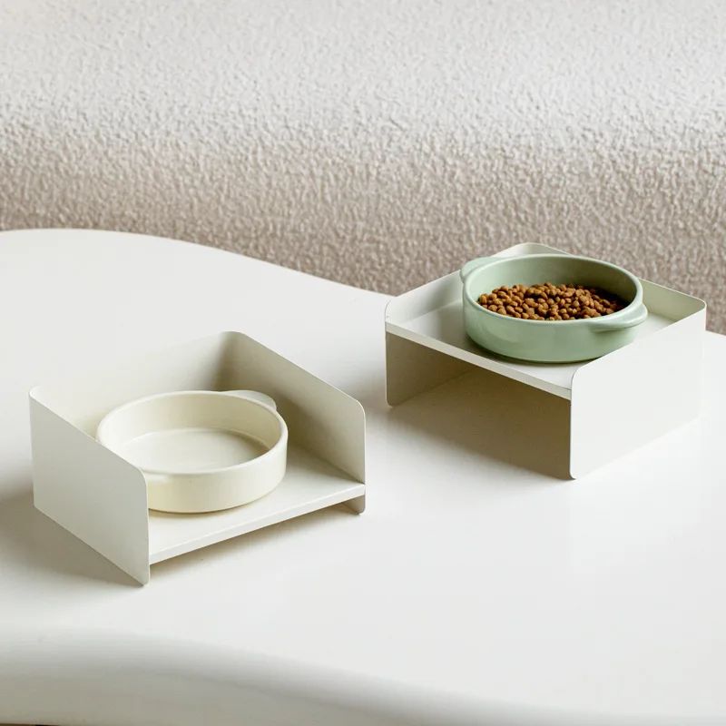 The Pet Bowl Is Made Of Metal, With A Ceramic Base And High Legs To Protect The Cat's Cervical Spine. It Can Be Used As A Dog Bowl Or Cat Bowl, And Also As A Water Bowl For Pets.