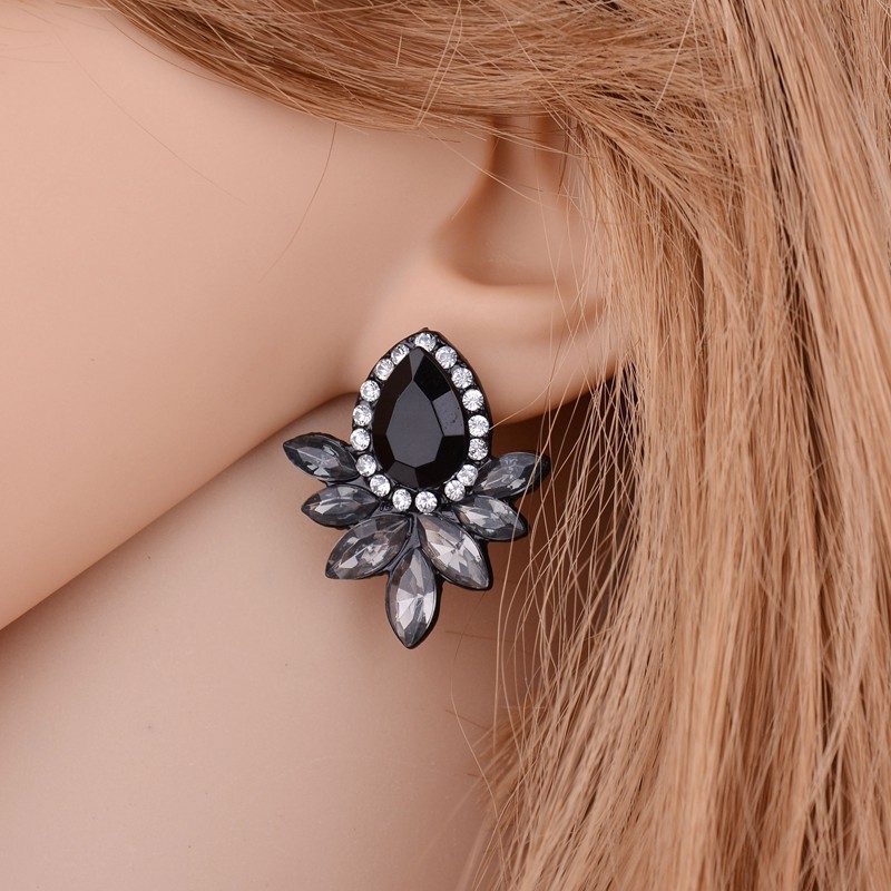 Black flower-shaped diamond stud earrings