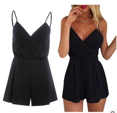 شورت واسع بأكتاف مفتوحة وياقة V أنيق وكاجوال