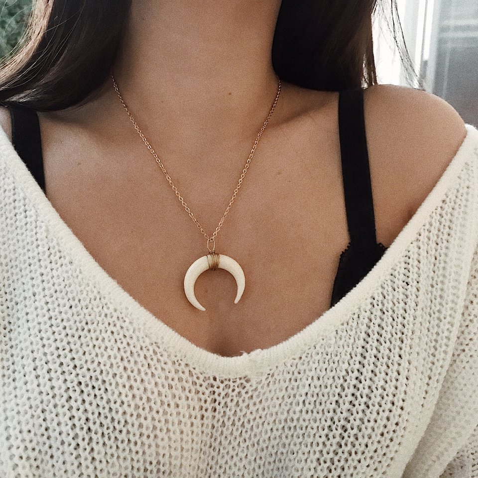 Europe and the United States hot new horns necklace imitation ivory crescent around copper wire necklace short necklace clavicle chain