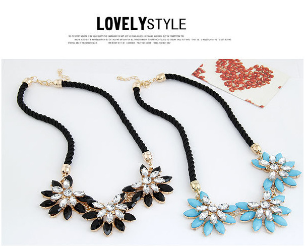 Clavicle Chain Beach Vacation Wind Sun Flower Short Necklace Retro Three Flower Necklace Korean Wholesale