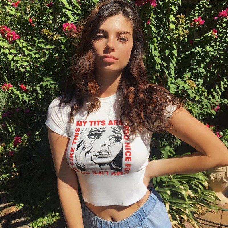 تصميم ضيق بياقة دائرية وأكمام قصيرة