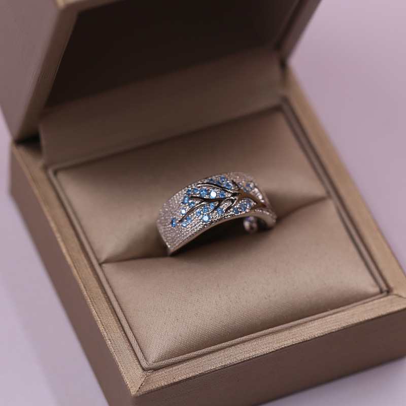 خاتم ورقة وغصن بتصميم زخرفة تقليدية يدوية وتقنية التقطير القديمة