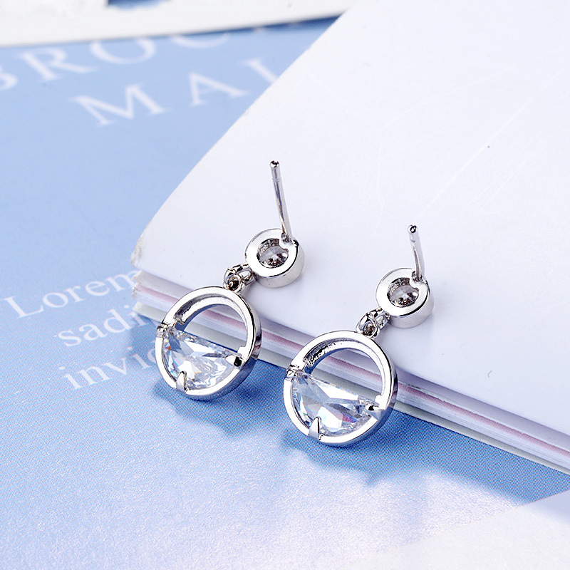 Super fairy simple one Wang Qingquan earrings literary retro diamonds hollow circle earrings creative network red female earrings