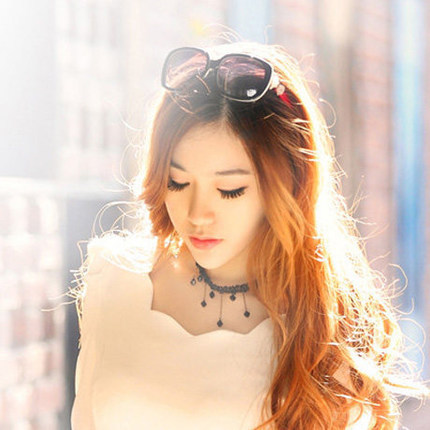 سلسلة عنق دائرية بحواف متدلية وتصميم قطرة ماء منسوجة يدوياً