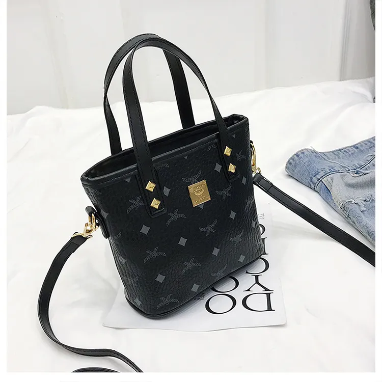 Fashion one-shoulder crossbody pouch - Black