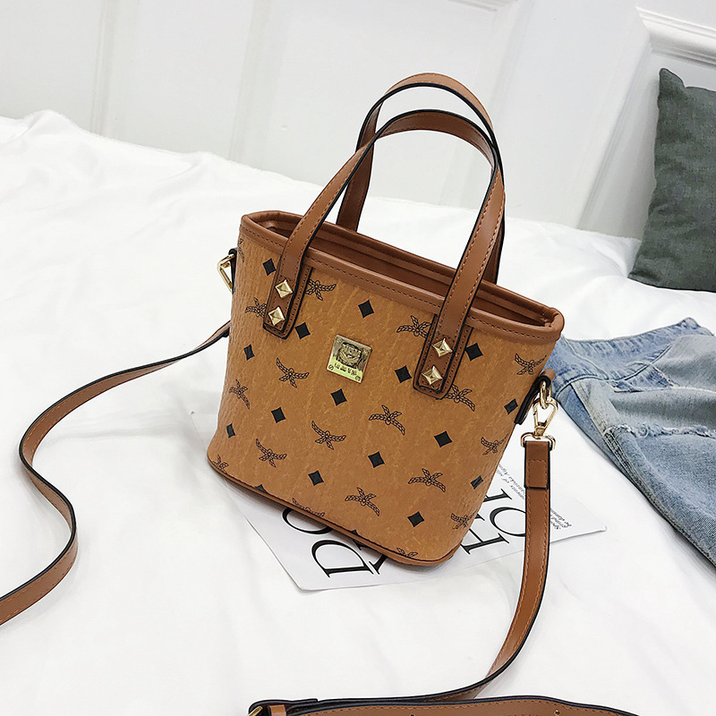 Fashion one-shoulder crossbody pouch