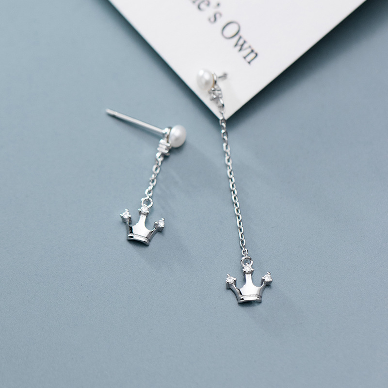 Crown-studded pearl asymmetrical earrings