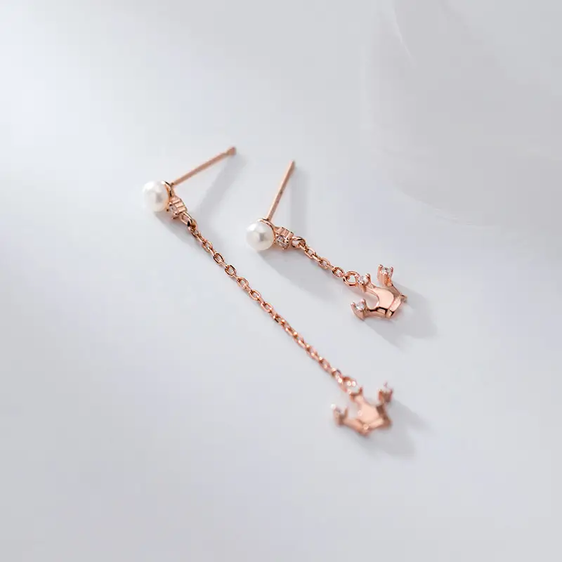 Crown-studded pearl asymmetrical earrings