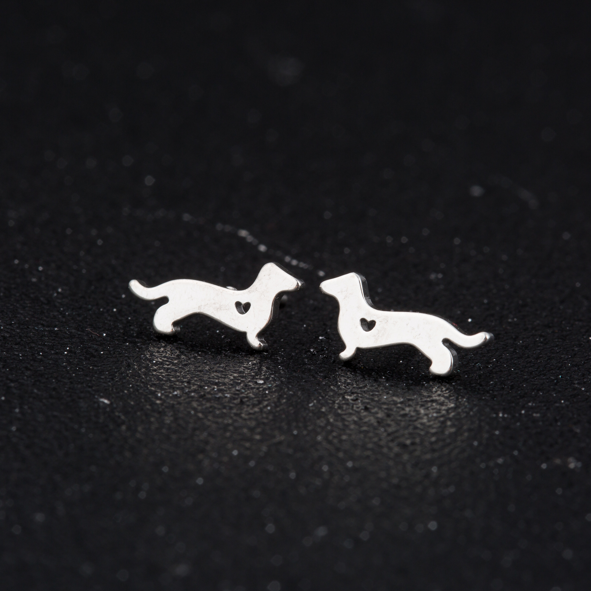 Hollow animal bantam stud earrings