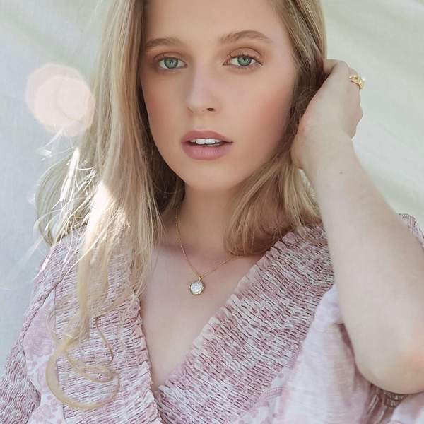 Button mother-of-pearl clavicle chain