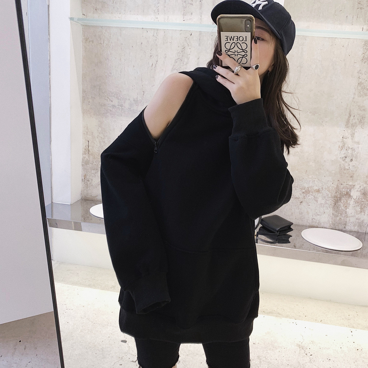 Off-the-shoulder zipper sweater