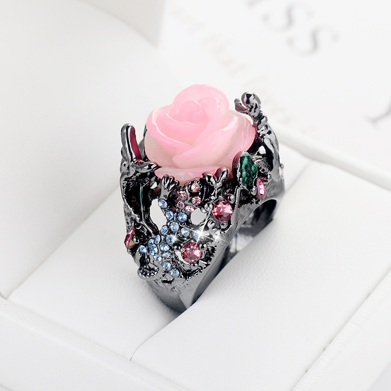 Diamond gecko rose ring