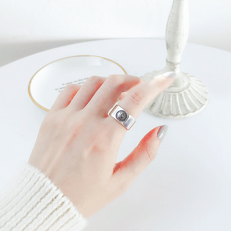 Fashion personality queen vintage ring